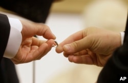 រូបឯកសារ៖ បុរសស្រឡាញ់ភេទដូចគ្នាកាន់​ជញ្ជៀន​ក្នុងពិធី​អាពាហ៍ពិពាហ៍​ នៅទីក្រុងរ៉ូម ប្រទេសអ៊ីតាលី កាលពីថ្ងៃទី២១ ខែឧសភា ឆ្នាំ២០១៥។