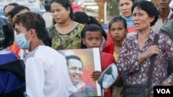 រូប​ឯកសារ៖ ប្រជា​ពលរដ្ឋ​រាប់​ម៉ឺន​នាក់​ចូល​រួម​ជូន​ដំណើរ​លោក​ កែម ឡី​ នៅ​ថ្ងៃ​អាទិត្យ​ ទី​២៤ ខែកក្ដដា​ ឆ្នាំ ២០១៦​នេះ។​ សពអ្នក​វិភាគ​នយោបាយ​ឯករាជ្យ​លោក កែម ឡី​ ត្រូវ​​យក​ទៅ​បូជា​នៅ​ឯស្រុក​កំណើត​របស់​លោក​នៅ​ស្រុក​ត្រាំ​កក់ ខេត្ត​តាកែវ។ លោក​ កែម​ ឡី​ត្រូវ​ឃាតករ​បាញ់​សម្លាប់​នៅ​ថ្ងៃទី១០​ ខែ​កក្កដា​កន្លងទៅ​នេះ។ ​(ឡេង ឡែន/VOA)