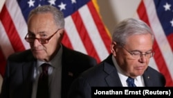 Le chef de la majorité du Sénat américain Chuck Schumer (démocrate de New York) avec le sénateur Bob Menendez (démocrate du New Jersey) lors d'une conférence de presse au Capitole, le 18 mai 2021. 