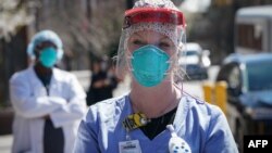 បុគ្គលិក​សុខាភិបាល​ នៅ​ពេលដែល​គិលានុបដ្ឋាយិកា​អំពាវនាវ​រក​ម៉ាស N95 និង​សម្ភារៈ​ការពារ​ផ្សេង​ទៀត នៅ​ពេល​ជំងឺ​កូវីដ១៩ កំពុង​រាត​ត្បាត​នៅ​ទីក្រុង​ញូវយ៉ក កាល​ពី​ថ្ងៃ​ទី​១ មេសា ២០២០។