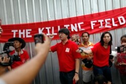 Sombat Boonngamanong (tengah), seorang pengunjuk rasa baju merah anti-pemerintah dan aktivis politik berbicara kepada media selama protes di persimpangan Ratchaprasong di pusat kota Bangkok.(Foto: Reuters)