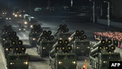 14일 북한 평양 김일성광장에서 열린 노동당 8차 대회 기념 열병식에 대형방사포가 등장했다.