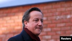 Perdana Menteri Inggris David Cameron tiba di Harris City Academy di London. (Foto: Dok)