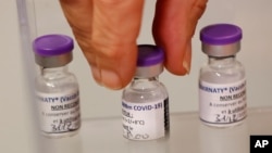 Vaksin COVID-19 buatan Pfizer-BioNTech di Servan, dekat Paris, 27 Desember 2020. 