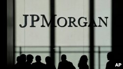 Logo JPMorgan Chase & Co. di kantor pusat mereka di New York.