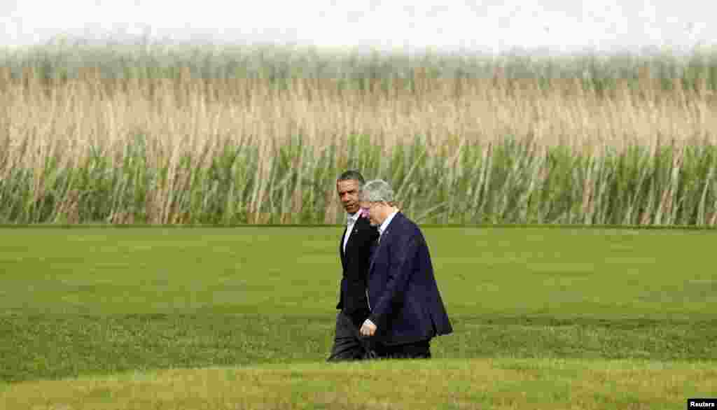 U.S. President Barack Obama walks with Canadian Prime Minister Stephen Harper during the G8 summit at Lough Erne Resort in Enniskillen, Northern Ireland, June 18, 2013. 
