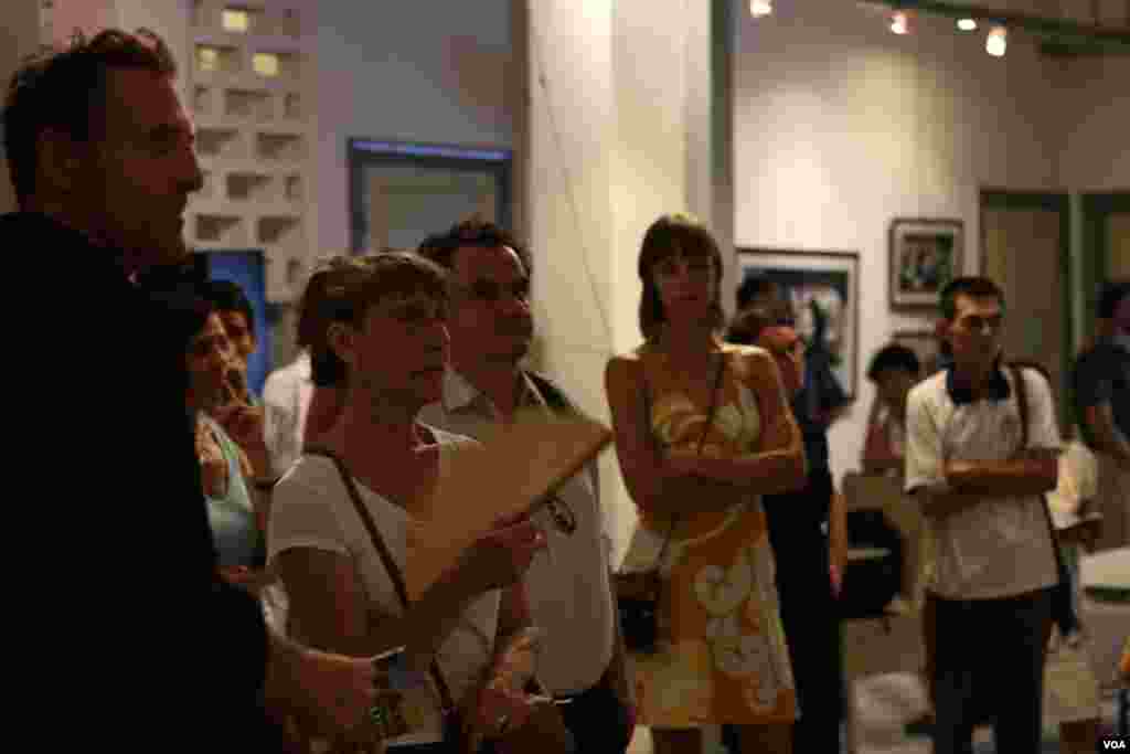 Audiences at the exhibition are listening to Cédric Delannoy&#39;s before the screening of the documentary.