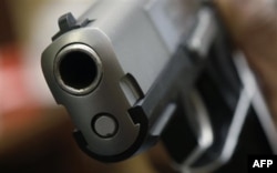 Ko'pchilik qurolga shaxsiy himoya vositasi sifatida qaraydi