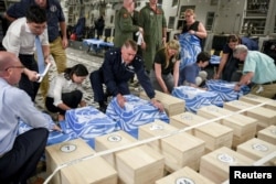 지난 2018년 7월 북한 원산에서 미군과 유엔사 관계자들이 북한이 송환한 미군 유해가 담긴 관에 유엔기를 덮고 있다.