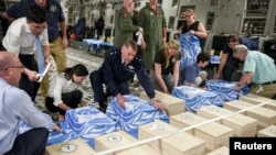 지난 2018년 7월 북한 원산에서 미군과 유엔사 관계자들이 북한이 송환한 미군 유해가 담긴 관에 유엔기를 덮고 있다.