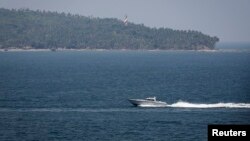 20多位泛民主派立法會議員在港府政改方案被否決後，到會議廳內主席台前展示標語。（美國之音 湯惠芸攝)