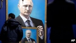 Les visiteurs regardent les peintures du président russe Vladimir Poutine à l'exposition "SUPERPUTIN" au musée de l'UMAM à Moscou, Russie, 7 décembre 2017.