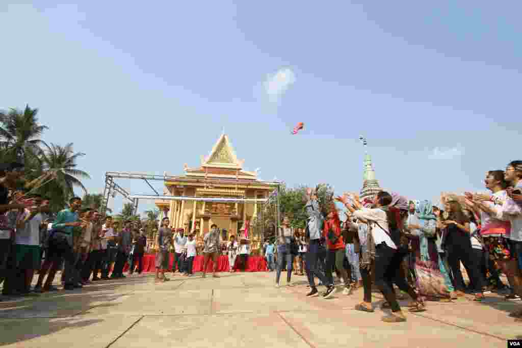 ក្រុម​យុវតី​ចាំ​ចាប់​ឈូងដែល​បោះ​ដោយ​ក្រុម​យុវជន​ ក្នុង​ពិធី​មួយ​ដើម្បី​ប្រារព្ធ​ចូលឆ្នាំ​ខ្មែរ​នៅ​វត្តជ្រោយ​អំពិល​ខ័ណ្ឌ​ច្បារអំពៅ​រាជធានី​ភ្នំពេញ​កាលពី​ថ្ងៃសៅរ៍​ទី០៩ ខែមេសា​នេះ។ ប្រជាជន​ខ្មែរប្រារព្ធ​ពិធី​បុណ្យ​ចូលឆ្នាំ​ខ្មែរ​ចាប់ពី​ថ្ងៃទី ១៣​ដល់ទី១៦​ខែមេសា​ឆ្នាំ២០១៦​នេះ នៃ​ឆ្នាំ​វក សត្វ​ស្វា។ (ឡេង ឡែន/VOA)&nbsp;