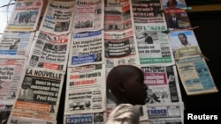 Un kiosque à journaux à Yaoundé, Cameroun, 7 octobre 2011.