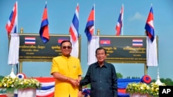 លោកនាយករដ្ឋមន្ត្រីថៃ Prayuth Chan-ocha ចាប់ដៃជាមួយលោកនាយករដ្ឋមន្ត្រី ហ៊ុន សែន នៅក្នុងពិធីសម្ពោធផ្លូវរថភ្លើងតភ្ជាប់ប្រទេសទាំងពីរ នៅខេត្ត Aranyaprathet ប្រទេសថៃ កាលពីថ្ងៃចន្ទ ទី២២ ខែមេសា ឆ្នាំ២០១៩។