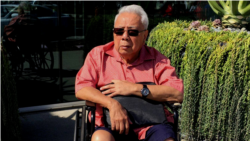 លោក ឆាំង សុង អតីតសមាជិកគណៈរដ្ឋមន្ត្រីនៃរបបសាធារណរដ្ឋខ្មែរ មុនពេលធ្លាក់ខ្លួនឈឺធ្ងន់ដោយត្រូវសម្រាកព្យាបាលជំងឺក្នុងបន្ទប់សង្គ្រោះអ្នកជំងឺកម្រិតធ្ងន់។ (រូបថតដោយបណ្តាញសង្គម Chhang Song)