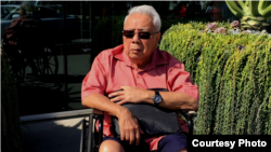 លោក ឆាំង សុង អតីតសមាជិកគណៈរដ្ឋមន្ត្រីនៃរបបសាធារណរដ្ឋខ្មែរ មុនពេលធ្លាក់ខ្លួនឈឺធ្ងន់ដោយត្រូវសម្រាកព្យាបាលជំងឺក្នុងបន្ទប់សង្គ្រោះអ្នកជំងឺកម្រិតធ្ងន់។ (រូបថតដោយបណ្តាញសង្គម Chhang Song)