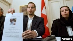 کریستین لوینسون (راست) و فرزندش. 