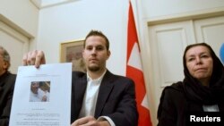Christine Levinson (kanan), istri dari mantan agen FBI Robert Levinson, bersama putranya Daniel Levinson dalam konferensi pers di Kedutaan Swiss di Teheran, 22 Desember 2007 (Foto: dok). 