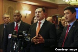 "Vatandosh" rahbari Farhod Sulton Bruklin hokimi Erik Adam (chapda) va boshqa rasmiy va faollar bilan, 26-fevral, 2015