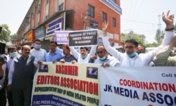 Journalists take part in a demonstration highlighting the shrinking space of media freedom, in Srinagar, Kashmir. (Daanish Bin Nabi/VOA)