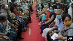 ពលរដ្ឋឥណ្ឌាអង្គុយរង់ចាំទទួលចាក់វ៉ាក់សាំងបង្ការជំងឺកូវីដ១៩ នៅទីក្រុង Mumbai ប្រទេសឥណ្ឌា កាលពីថ្ងៃទី ២៩ ខែមេសា ឆ្នាំ ២០២១។