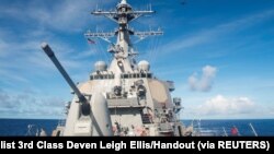  资料照：美国伯克级导弹驱逐舰和P-8海神反潜侦察机（天空右上方）