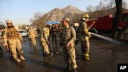 Petugas keamanan Afghanistan memeriksa lokasi serangan bunuh diri di pintu masuk Markas Besar Polisi Nasional Afghanistan di Kabul, Afghanistan, 1 Februari 2016.