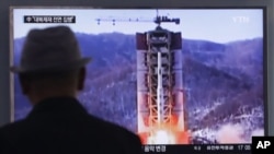 Un homme regarde à la télévision le lancement d'un missile de la Corée du Nord à Séoul, en Corée du Sud, le 28 avril 2016.