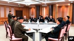 美国领导的联合国军司令部官员与韩国（右）和朝鲜（左）的军事官员在板门店南侧韩国一方举行会谈。（2018年10月16日）
