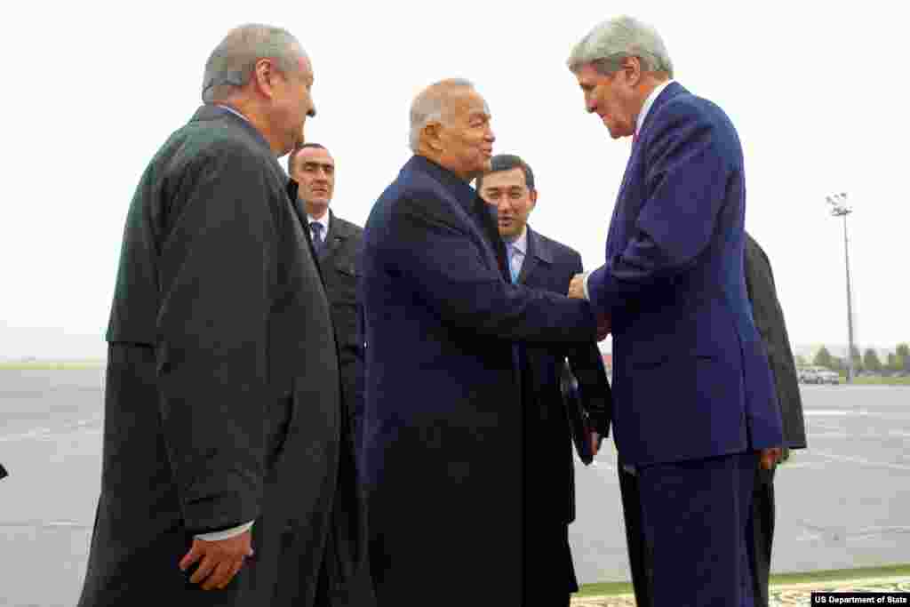 AQSh Davlat kotibi Jon Kerri O&#39;zbekiston rahbari Islom Karimov va boshqa rasmiylar bilan ko&#39;rismoqda