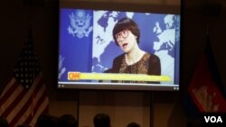 នាយិកា​និពន្ធ​ផ្នែក​ព័ត៌មាន​សង្គម​របស់​ទូរទស្សន៍​CNN ពិភាក្សា​ផ្ទាល់​តាម​ប្រព័ន្ធ​អ៊ី​ន​ធឺ​ណិត​ដែល​រៀបចំ​ដោយ​សា្ថ​ន​ទូត​សហរដ្ឋ​អាមេរិក​កាលពី​យប់​ថ្ងៃ​ព្រហស្បតិ៍​ទី​ពីរ ខែឧសភា ឆ្នាំ២០១៣ ជាមួយ​នឹង​និស្សិត អ្នកកាសែត​អាជីព និង​តំណាង​សង្គម​ស៊ីវិល​កម្ពុជា។