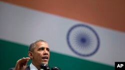 លោក​ប្រធានាធិបតី បារ៉ាក់ អូបាម៉ា និយាយ​នៅ​ឯ​សាល Siri Fort ក្នុង​រដ្ឋ​ធានី​ញូដេលី ប្រទេស​ឥណ្ឌា កាល​ពី​ថ្ងៃ​ទី​២៧ ខែ​មករា ឆ្នាំ​២០១៥។