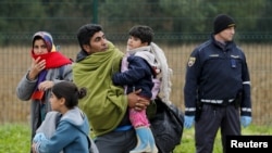 គ្រួសារ​ជន​ចំណាក​ស្រុក​មួយ​ដើរ​សំដៅ​ទៅ​មជ្ឈមណ្ឌល​ចុះ​ឈ្មោះ​​ នៅ​​ឯ​ព្រំដែន​ប្រទេស​ក្រូអាដ​និង​ស្លូវេនី​ កាល​ពី​ថ្ងៃ​ទី​១៧ ខែ​តុលា​ ឆ្នា​២០១៥។​