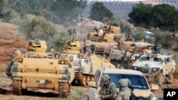 Les troupes turques prennent le contrôle de la colline de Bursayah, qui sépare l'enclave kurde d'Afrin de la ville d'Azaz, contrôlée par la Turquie, en Syrie, le 28 janvier 2018.