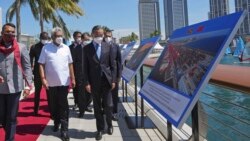 고타바야 라자팍사(앞 가운데) 스리랑카 대통령과 왕이(앞 오른쪽) 중국 외교담당 국무위원 겸 외교부장이 9일 중국 자본으로 진행되는 콜롬보 항구 간척사업 현장에 도착하고 있다.