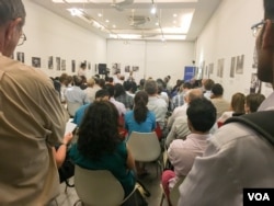 ទិដ្ឋភាព​ទូទៅ​នៃ​កម្មវិធី​ដាក់​សម្ពោធ​សៀវភៅ​ A Cambodian ​Survivor’s ​Odyssey ​ឬ ជា​ភាសា​ខ្មែរ​ «ដំណើរ​ជីវិត» ​របស់​លោកស្រី ​ជា វណ្ណាត ​អ្នក​វិភាគ​ឯករាជ្យ​ ក្នុង​រាជធានីភ្នំពេញ​ កាល​ពី​ថ្ងៃ​ទី​២០ ខែ​កក្កដា​ ឆ្នាំ​២០១៦។ (ហ៊ាន សុជាតា/VOA)