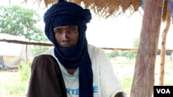 Malian refugee prepares afternoon tea at Sag-Nioniogo camp, Burkina Faso, Oct. 9, 2013. (Jennifer Lazuta for VOA)