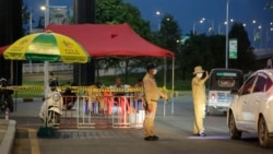 រូបឯកសារ៖ អាជ្ញាធររឹតបន្តឹងការធ្វើដំណើរ ក្នុងអំឡុងពេលដាក់បំរាមគោចរ ដើម្បីទប់ស្កាត់ការរីករាលដាល នៃជំងឺកូវីដ១៩ រាជធានីភ្នំពេញថ្ងៃទី១៥ ខែមេសា ឆ្នាំ២០២១។ (ហ៊ាន សុជាតា/វីអូអេ)