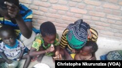 Une famille congolaise réfugiée dans la région de Rumonge, au Burundi, le 26 janvier 2018. (VOA/Christophe Nkurunziza)