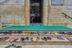 Meskipun Muslim senantiasa salat setiap saat namun mereka menjadi lebih taat dengan ritual keagamaan mereka selama Ramadhan, 8 Mei 2019. (Foto: VOA / H. Elrasam)