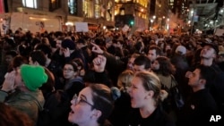 Waandamanaji wakiwa katika mtaa wa Fifth Avenue nje ya jengo la Trump Tower, New York.
