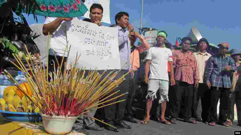 សមាជិក​របស់​សមាគម​ក្រៅ​ប្រព័ន្ធ កម្មករ​រោងចក្រ​ និង​ប្រជា​ពលរដ្ឋ​រងគ្រោះ​ក្នុង​ជម្លោះ​ដី​ធ្លី​ បាន​សម្តែង​ការអបអរ​សាទរ​នៅ​ពេល​ដែល​លោក វន់ ពៅ និង​កម្មករ​ដ៏ទៃ​ទៀត​ត្រូវ​បាន​ដោះលែង នៅ​ព្រឹក​ថ្ងៃសុក្រ​ទី​៣០ ខែឧសភា ឆ្នាំ២០១៤។