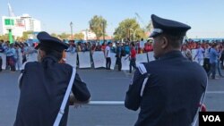 រូបឯកសារ៖ ​​​សន្តិសុខ​របស់​កាស៊ីណូ ណាហ្គាវើលដ៍ (Naga World) ពីរ​នាក់ កំពុង​ឈរ​​មើល​ការ​ធ្វើ​កូដកម្ម​របស់​បុគ្គលិក​​ក្រុមហ៊ុន ណាហ្គា​វើសដ៍ នៅ​ខាង​មុខ​កាស៊ីណូ​ ណាហ្គាវើសដ៍ រាជធានី​ភ្នំពេញ នៅ​ថ្ងៃ​ទី​៩ ខែ​មករា ឆ្នាំ​២០២០។ (កាន់ វិច្ឆិកា/វីអូអេ)