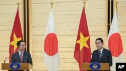 ประธานาธิบดี หวอ วัน เถือง แห่งเวียดนาม (ซ้าย) และนายกรัฐมนตรีฟูมิโอะ คิชิดะ (ขวา) แถลงข่าวกับสื่อมวลชนร่วมกันที่กรุงโตเกียว ประเทศญี่ปุ่น เมื่อ 27 พฤศจิกายน 2023