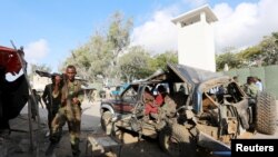 La scène après l'explosion d'une voiture piégée, le 9 mars 2016 à Mogadiscio.