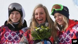 Jamie Anderson dari AS, tengah, merayakan kemenangan dengan peraih medali perak Enni Rukajarvi dari Finlandia, kiri, dan peraih medali perunggu bronze medalist Jenny Jones dari UK.
