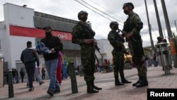 Polisi mengenakan masker saat berpatroli di jalanan Bogota, Kolombia, di tengah pandemi Covid-19, 1 Juli 2020. (Foto: dok).