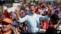 Salvador Nasralla, candidate of the opposition alliance, holds a rally in Tegucigalpa, Honduras, Dec. 10, 2017. 