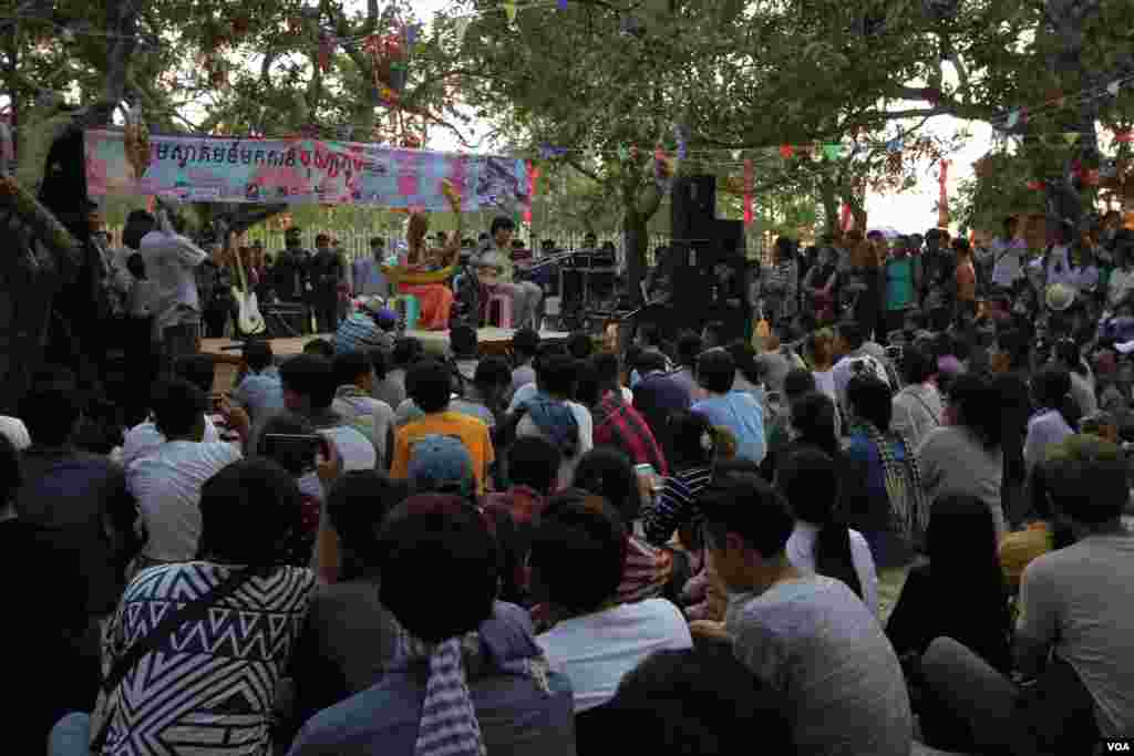 យុវជន​រាប់រយ​នាក់​អង្គុយ​ក្រោម​ដើមឈើ​ស្តាប់​តន្រ្តី​ពិន​ដែល​បាត់បង់​អស់​ពេល​ជា​យូរ​មក​ហើយ នៅ​វត្ត​ជ្រោយអំពិល​ខ័ណ្ឌ​ច្បារអំពៅ​រាជធានី​ភ្នំពេញ​កាលពី​ថ្ងៃសៅរ៍​ទី០៩​ខែមេសា​នេះ។ ប្រជាជន​ខ្មែរប្រារព្ធ​ពិធី​បុណ្យ​ចូលឆ្នាំ​ខ្មែរ​ចាប់ពី​ថ្ងៃទី ១៣​ដល់ទី១៦​ខែមេសា​ឆ្នាំ២០១៦​នេះ នៃ​ឆ្នាំ​វក សត្វ​ស្វា។ (ឡេង ឡែន/VOA)